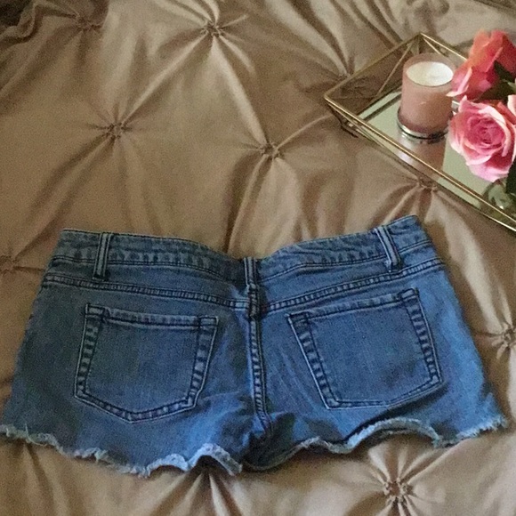 Blue denim distressed jean shorts - Picture 2 of 4
